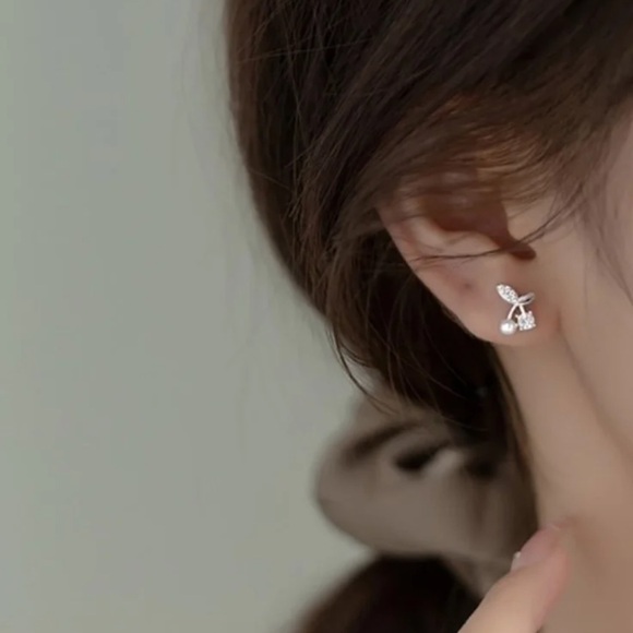 925 Sterling Silver Stud Earrings - Picture 4 of 7